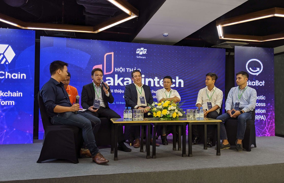 Open banking 已成國際趨勢,各國對於金融科技各有不同見解與看法。9月份昕力資訊受越南最大軟體開發商 FPT 之邀,參與「aka Fintech Seminar 2019」,於首都河內分享台灣金融科技發展,不少越南業者也表達讚賞。面對 Open banking 的浪潮,開放是一條必要走的路,研討會中昕力資訊也提出應善用「API管理」(APIM)、「區塊鏈」(Block Chain)、「機器人流程自動化」(RPA)三大層面的解決方案,方能加速發展。
